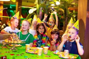 Kinderen genieten van een geweldig verjaardagsfeest in Monkeytown