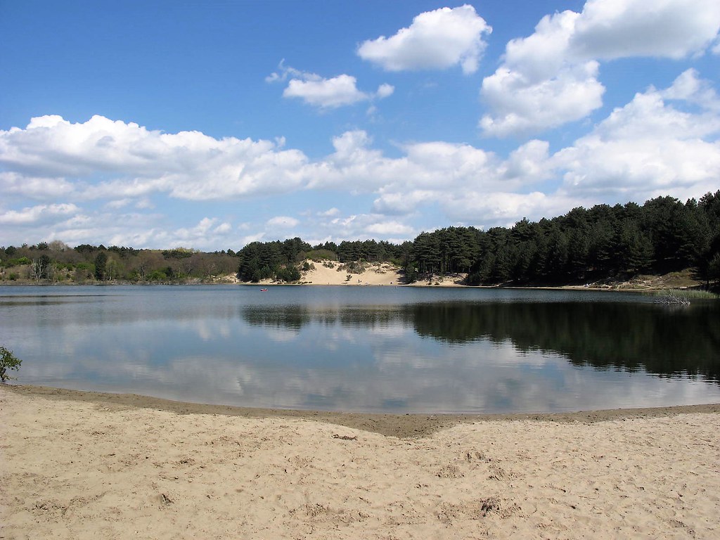 Ontdek 't Nije Hemelriek in Drenthe, een prachtig recreatiegebied met zwemgelegenheid, speeltoestellen en natuuravonturen voor kinderen.